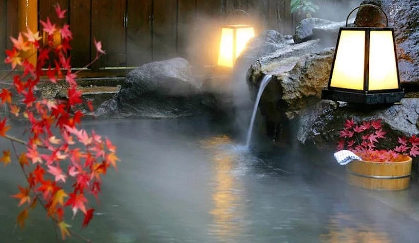 伊香保溫泉白銀之湯露天風呂搭配紅葉與燈籠景觀